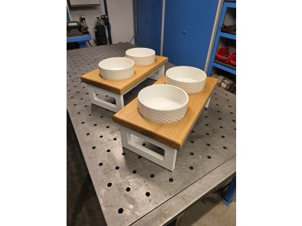 Dubový stojan s keramickými miskami