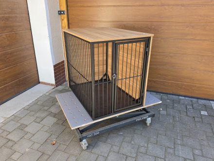 Klec do bytu se svislými mřížemi