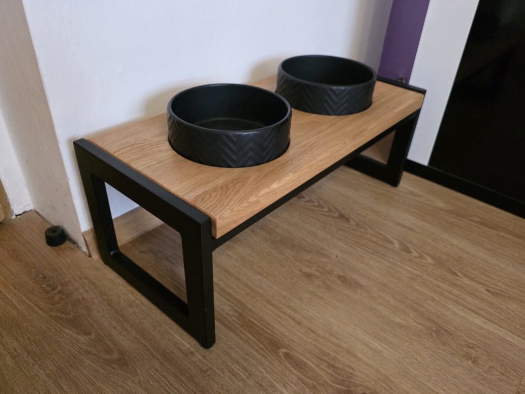 Stojan s keramickými miskami